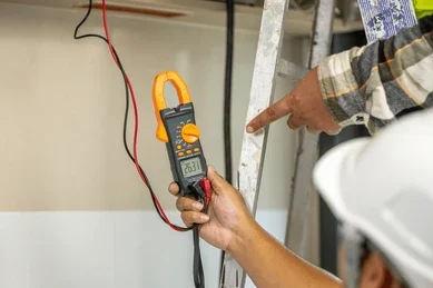 electrician-using-digital-clamp-meter-260nw-2634002313